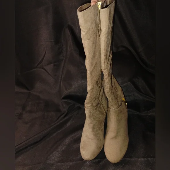 Elegant Tan Knee-High Women's Boots Sz 8.5 N - Picture 7 of 7
